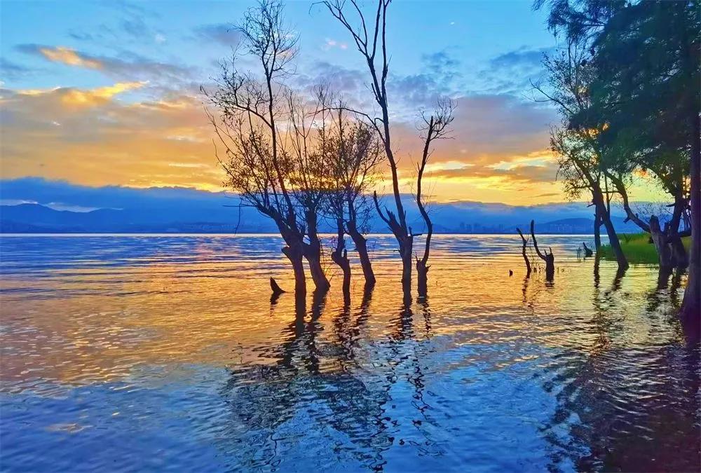 大理旅游攻略：十月，洱海生態(tài)廊道的晨曦一定不能錯(cuò)過(guò) 是來(lái)大理洱海騎行不可錯(cuò)過(guò)的風(fēng)景
